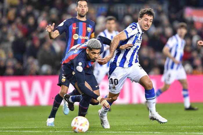 Ronald Araujo, de Barcelona, y Mikel Oyarzabal, de la Real Sociedad, este miércoles,en el estadio Camp Nou de Barcelona. · Foto: Pau Barrena, AFP