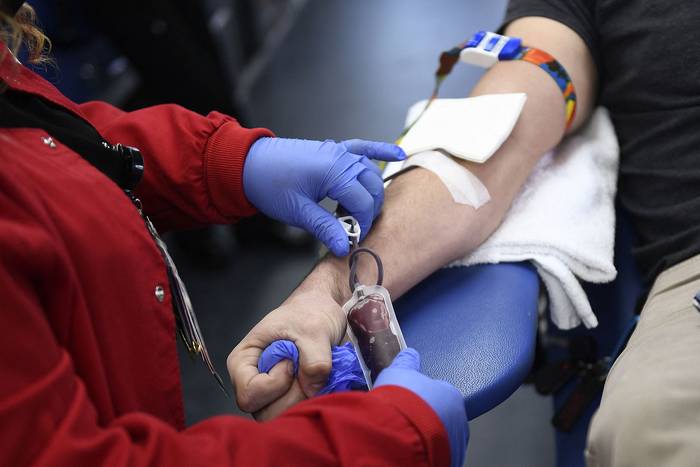 Donación sangre durante una campaña del Children's Hospital Los Angeles. · Foto: Patrick T. Fallon, AFP