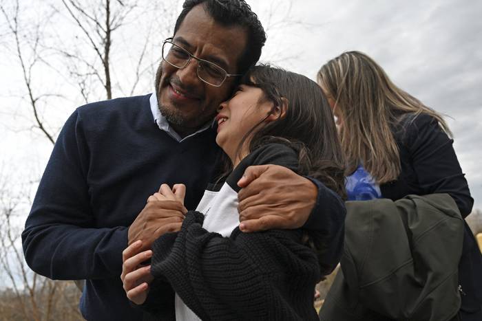 Félix Madariaga uno de los más de doscientos presos liberados por el gobierno nicaragüense, junto a su hija frente al hotel Westin en Hemdon, estado de Virginia. · Foto: Andrew Caballero Reynoso, AFP