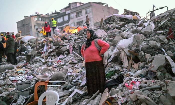 Una mujer espera que rescatistas encuentren a sus familiares, en Hatay, Turquía (13.02.2023). · Foto: Bulent Kilic, AFP