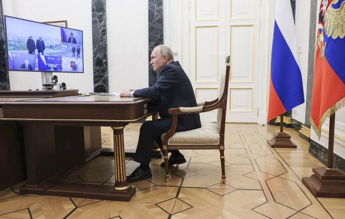 El presidente ruso Vladimir Putin durante una reunión sobre el desarrollo social y económico de Crimea y Sebastopol a través de un enlace de video en el Kremlin en Moscú. · Foto: Mikhail Metzel, Sputnik, AFP
