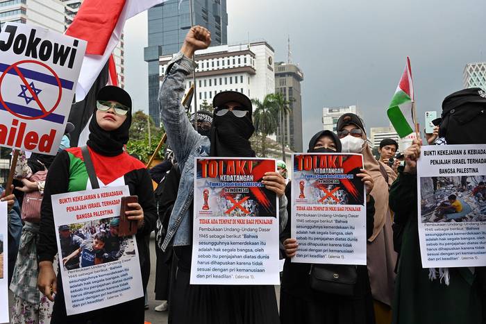 Indonesios, durante una manifestación en Yakarta el 20 de marzo, para exigir que se rechace la participación de Israel en la próxima Copa Mundial sub-20 de la FIFA. · Foto: Adek Berry / AFP
