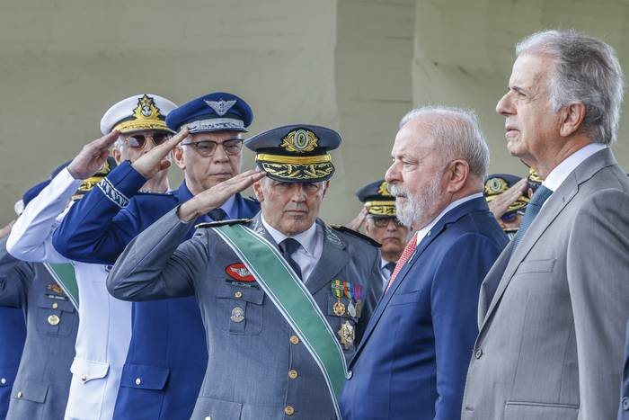 Luiz Inácio Lula da Silva, y el ministro de Defensa, José Mucio Monteiro, reciben saludos de los jefes de las tres armas durante la celebración del Día del Ejército en Brasilia el 19 de abril de 2023. · Foto: Ricardo Stuckert, presidencia brasileña, AFP