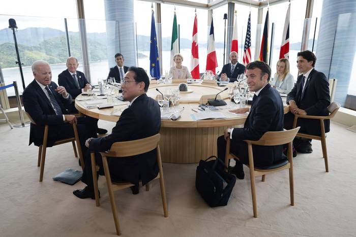 El presidente de Estados Unidos, Joe Biden; el canciller de Alemania, Olaf Scholz; el primer ministro de Gran Bretaña, Rishi Sunak; el primer ministro de Japón, Fumio Kishida; la presidenta de la Comisión Europea, Ursula von der Leyen; el presidente del Consejo Europeo, Charles Michel; el presidente de Francia, Emmanuel Macron; la primera ministra de Italia, Giorgia Meloni, y el primer ministro de Canadá, Justin Trudeau, durante un almuerzo de trabajo en la cumbre del G7, en Hiroshima, el 19 de mayo de 2023. · Foto: Ludovic Marin, AFP