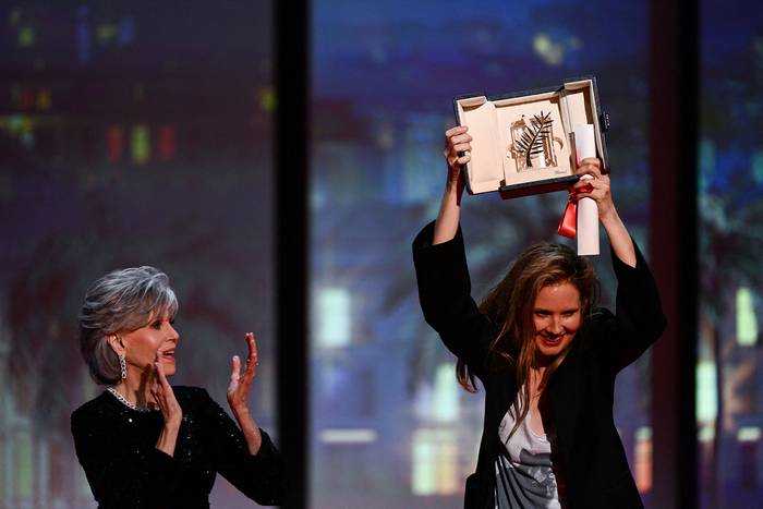 Jane Fonda y Justine Triet, luego de obtener la Palma de Oro por la película _Anatomía de una caída_, el 27 de mayo, durante la ceremonia de clausura de la 76ª edición del Festival de Cine de Cannes. · Foto: Christophe Simon / AFP