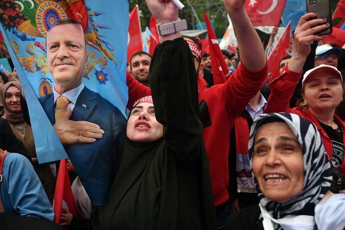 Partidarios de Recep Tayyip Erdogan, en Estambul, Turquía (28.05.2023). · Foto: Ozan Kose, AFP