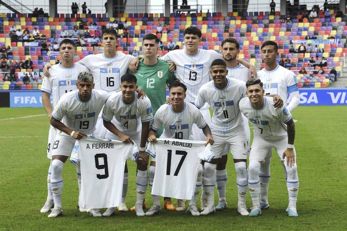 El equipo de Uruguay, previo al inicio del partido ante Gambia, en el estadio Madre de Ciudades, en Santiago del Estero. · Foto: Emilio Rapetti, Telam, AFP