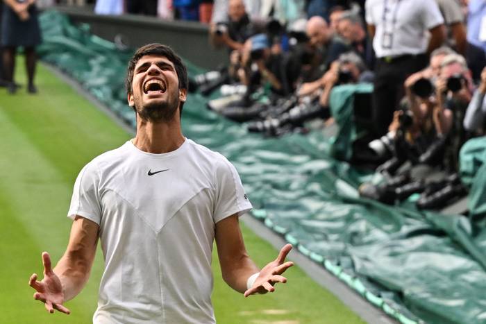 El español Carlos Alcaraz celebra la victoria sobre el serbio Novak Djokovic este domingo, en Wimbledon. · Foto: Glyn Kirk, AFP