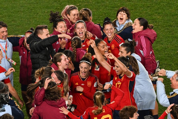 Las jugadoras españolas celebran tras ganarle a Suecia en las semifinales de la Copa Mundial Femenina 2023 de Australia y Nueva Zelanda, el 15 de agosto, en Eden Park, en Auckland, Nueva Zelanda. · Foto: Saeed Khan, AFP