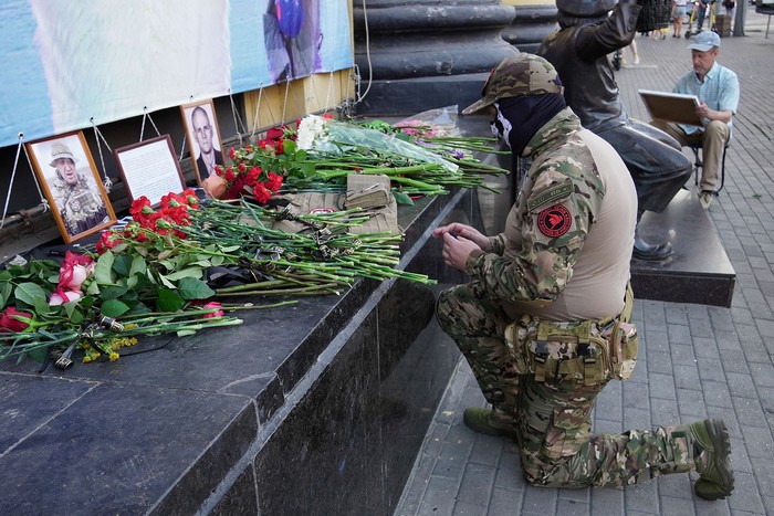 Un miembro del grupo mercenario privado Wagner rinde homenaje a Yevgueny Prigozhin, en Rostov-on-Don (24.08.2023). · Foto: AFP