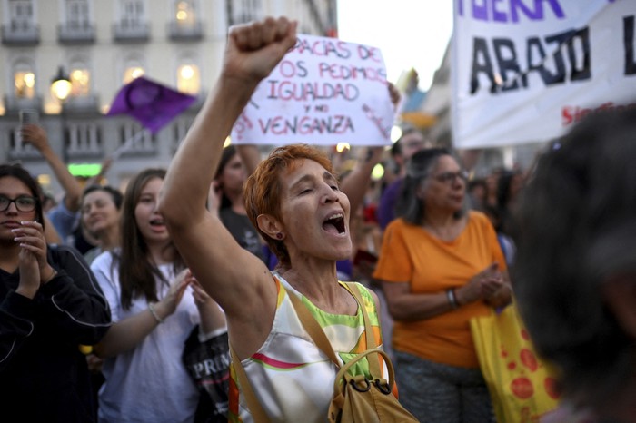 Manifestación convocada por agrupaciones feministas en apoyo a la futbolista Jenni Hermoso, en Madrid (28.08.2023). · Foto: Óscar del Pozo, AFP
