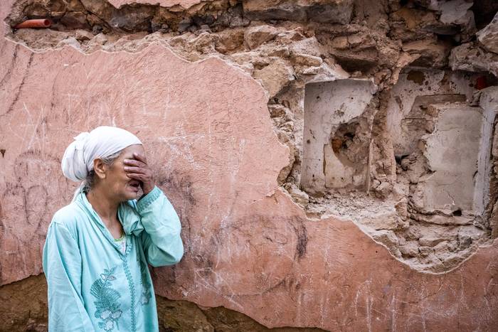 Mujer frente a su casa dañada por el terremoto en la ciudad vieja de Marrakech, Marruecos. 9 de setiembre de 2023 · Foto: Fadel Senna, AFP
