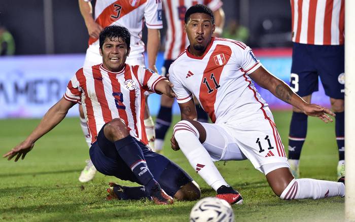 Robert Rojas, de Paraguay, y Jesús Castillo, de Perú, este jueves, en el estadio Antonio Aranda de Ciudad del Este, Paraguay. · Foto: Norberto Duarte, AFP