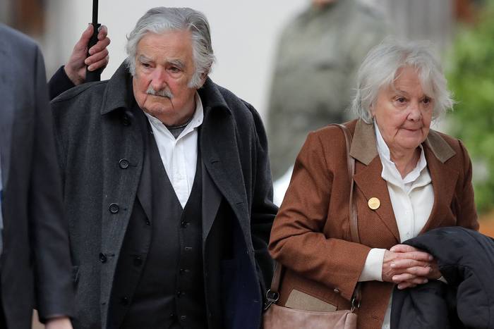 José Mujica y Lucía Topolansky, en el Palacio Presidencial de La Moneda, el 11 de setiembre, en Santiago de Chile. · Foto: Javier Torres, AFP