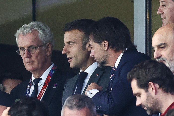Emmanuel Macron  y  Luis Lacalle Pou, durante el partido de rugby entre Francia y Uruguay, el 14 de setiembre, en Lille, Francia. · Foto: Franck Fife, AFP