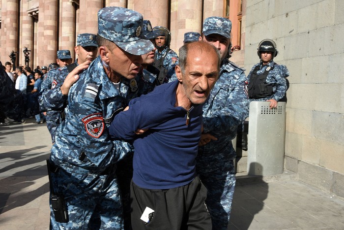 La policía armenia detiene a un manifestante en el centro de Ereván (20.09.2023). · Foto: Karen Minasyan, AFP