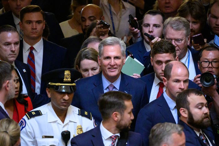 Kevin McCarthy al salir de la Cámara de Representantes después de haber sido derrocado como presidente, en el Capitolio de Estados Unidos (03.10.2023). · Foto: Mandel Ngan, AFP