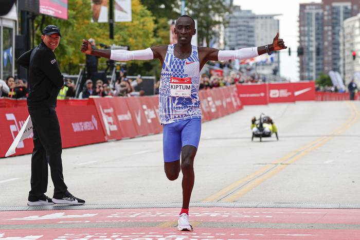 Kelvin Kiptum, de Kenia, gana la maratón de Chicago del Bank of America (08.10.2023). · Foto:  Kamil Krzaczynski, Efe
