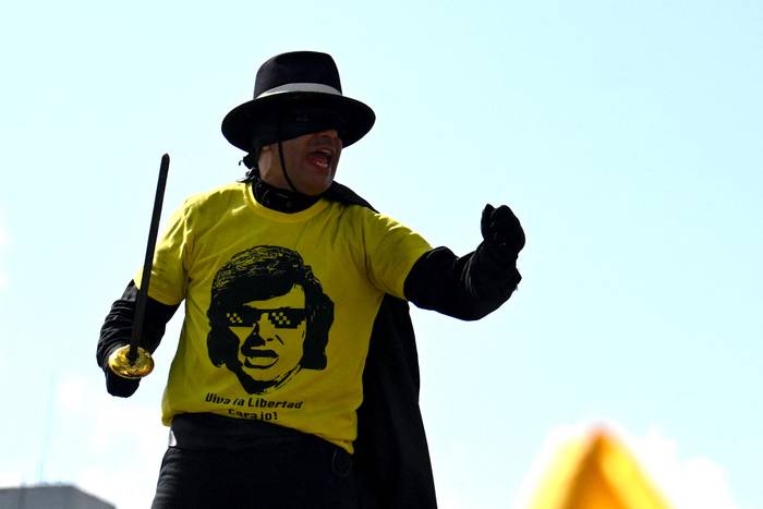 Partidario de Javier Milei, durante un acto de campaña, el 16 de octubre, en Lomas de Zamora, provincia de Buenos Aires. · Foto: Luis Robayo, AFP