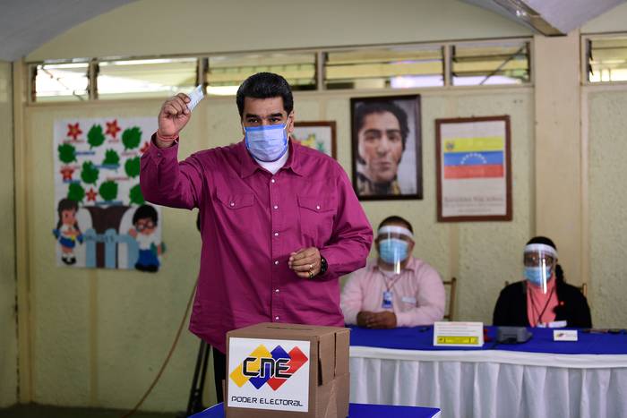 Nicolás Maduro, emite su voto, en la escuela Simón Rodríguez, en Fuerte Tiuna, el 6 de diciembre, Caracas. · Foto: Yuri Cortez, AFP