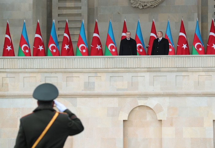 Recep Tayyip Erdogan, presidente de Turquía, e Ilham Aliyev, presidente de Azerbaiyán, asisten a un desfile militar que marca la victoria de Azerbaiyán contra Armenia en su conflicto por el control de la región en disputa de Nagorno-Karabaj, en Bakú. · Foto: Mustafa Kamaci, prensa Turquía