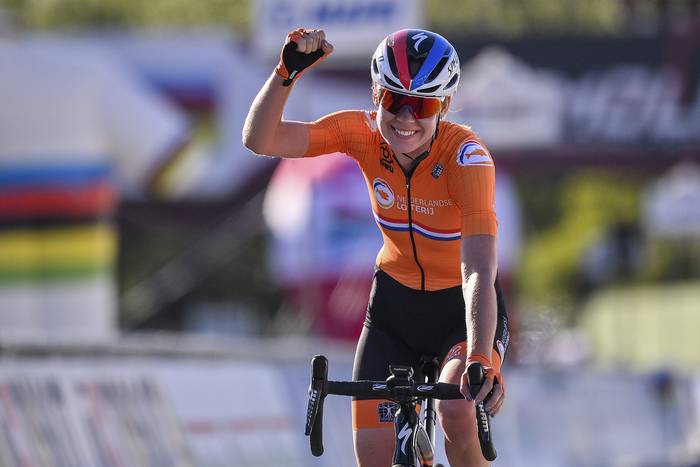 La holandesa Anna van der Breggen, cruza la línea de meta para ganar la Carrera Elite en Ruta Femenina, alrededor de Imola, Italia.  · Foto: Marco Bertorello, AFP