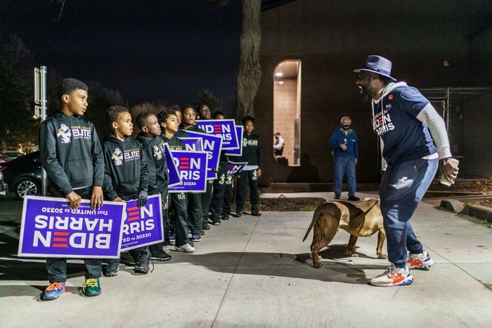Niños participan de la campaña del candidato demócrata, Joe Biden.  · Foto: Kerem Yucel, AFP