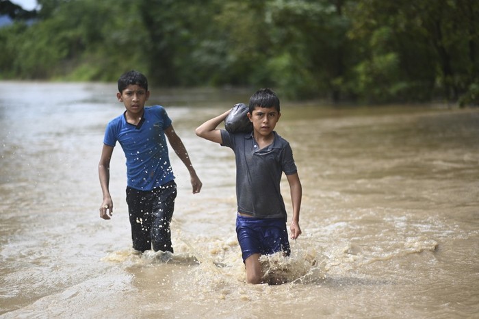 Niños en una zona inundada en Panzos, Alta Verapaz, 220 km al norte de la ciudad de Guatemala después del paso del huracán ETA. · Foto: Johan Ordonez, AFP