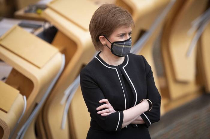 La primera ministra de Escocia, Nicola Sturgeon, gesticula en la cámara principal antes de una sesión informativa de covid-19 en el Parlamento escocés en Holyrood, Edimburgo, el 23 de marzo de 2021. · Foto: Jane Barlow, Pool, AFP