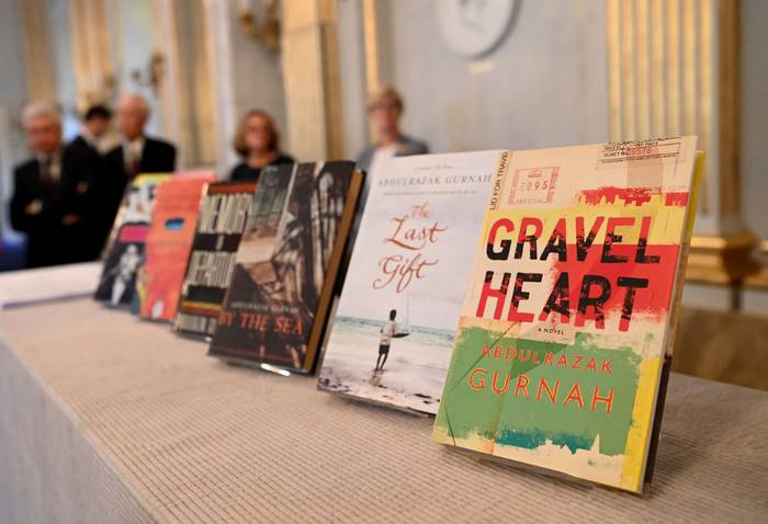 Libros del escritor Abdulrazak Gurnah durante el anuncio del Premio Nobel de Literatura, en la Academia Sueca, en Estocolmo. · Foto: Jonathan Nackstrand, AFP