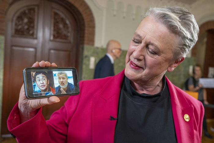 Berit Reiss-Andersen, presidente del Comité del Premio Nobel, muestra las fotos de  Maria Ressa y Dmitry Muratov, ganadores del Premio Nobel de la Paz. · Foto: Heiko Junge , AFP