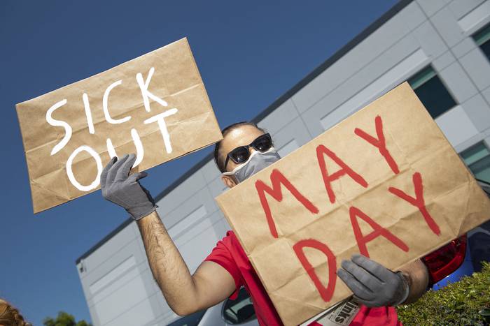 Trabajadores de Amazon protestan contra la falta de protección por parte de la empresa, en el centro de entrega de Amazon en Hawthorne, California. · Foto: Valerie Marcon, AFP