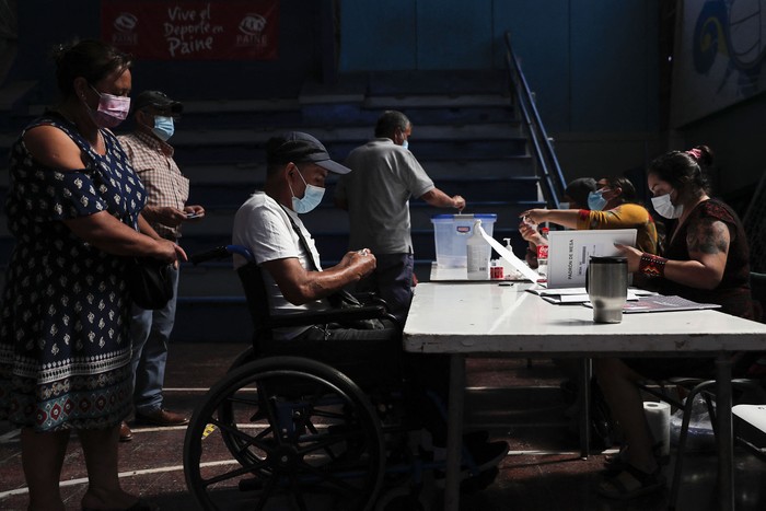 Mesa de votación en Paine, Chile, el 19 de diciembre. · Foto: Javier Torres, AFP