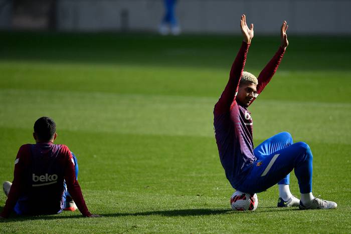 Ronald Araujo, en un entrenamiento el 3 de enero, en Camp Nou, Barcelona. · Foto: Pau Barrena, AFP