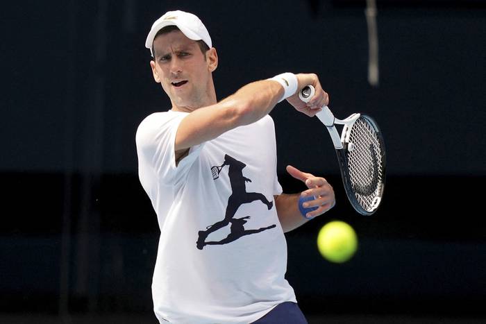 Novak Djokovic durante un entrenamiento en Melbourne. · Foto: Scott Barbour, Tennis Australia, AFP