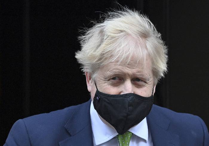 Boris Johnson, sale de su residencia en Downing Street, el 19 de enero. · Foto: Justin Tallis, AFP