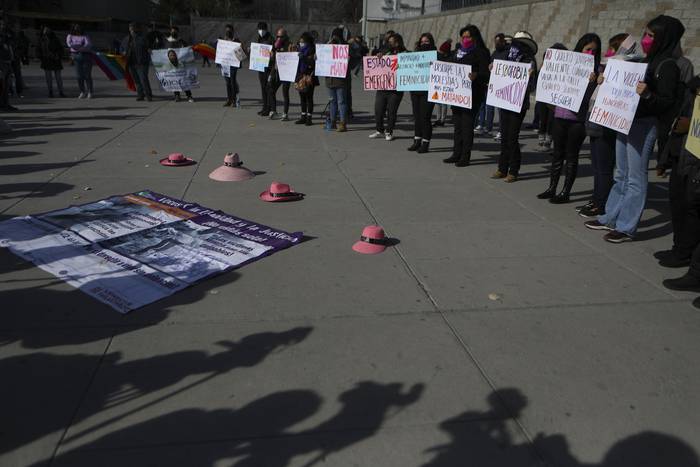 Feministas y miembros de la comunidad LGBT+ participan en una protesta contra el asesinato de dos mujeres lesbianas que fueron encontradas desmembradas dentro de bolsas de plástico el domingo, en Ciudad Juárez, estado de Chihuahua, México. · Foto: Herika Martínez, AFP