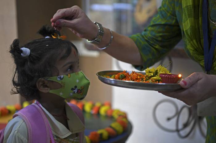 Vuelta a la presencialidad en escuelas en Bombay, India, el 24 de enero. · Foto: Indranil Mukherjee, AFP