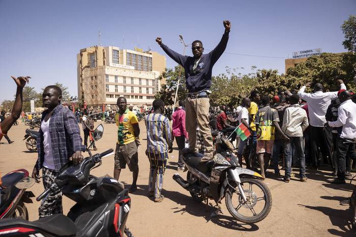 Manifestantes apoyan al ejército que dio un golpe de estado y arrestó la presidente en la Plaza de la Nación, en Uagadugú. foto: olympia de masimont, afp · Foto: Olympia De Masimont, AFP