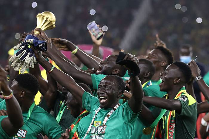 Los jugadores de Senegal celebran con el trofeo después de ganar el último partido de fútbol de la Copa Africana de Naciones, este domingo, en el Stade d'Olembe en Yaundé. · Foto: Kenzo Tribouillard / AFP