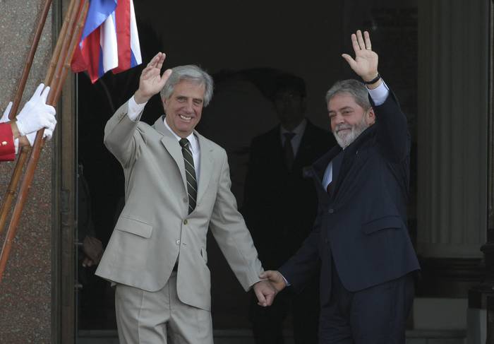 Tabaré Vázquez y Luiz Inácio Lula da Silva, cuando el presidente uruguayo recibía a su par brasileño en la Cumbre del Mercosur, el 18 de diciembre de 2007, en el Edificio del Mercosur. · Foto: Pablo Porciúncula, AFP.