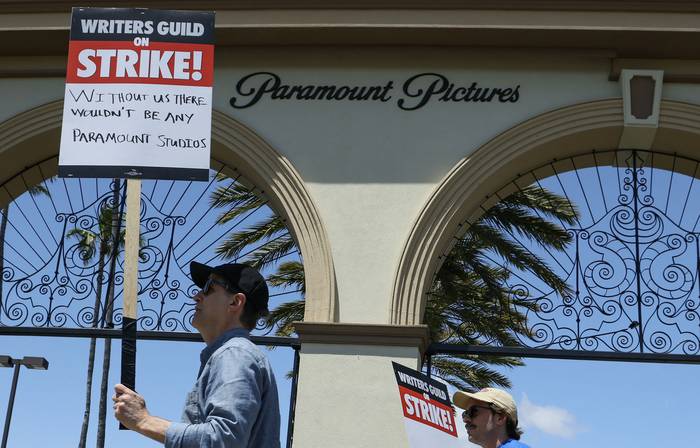 Miembros del Sindicato de Escritores de América (WGA), frente a Paramount Pictures, el 2 de mayo, en Los Ángeles, California. · Foto: Rodin Eckenroth/Getty Images/AFP