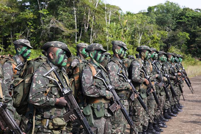 Militares brasileños en Vila Bittencourt, en Japurá, estado de Amazonas. · Foto: Valter Campanato, abr