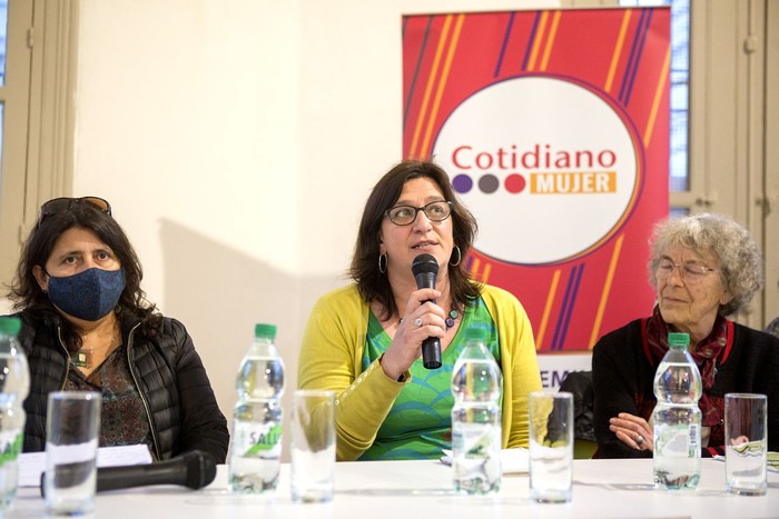 Solana Quesada, Soledad González y Victoria Szuchmacher, durante la presentación de una guía para grupos de trabajo que abordan casos de violencia sexual.  · Foto: .