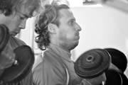 Diego Lugano y Diego Forlán durante los ejercicios previos al entrenamiento del martes 5 de Julio, en el gimnasio del Club del Personal del Banco de Mendoza en Mendoza, Argentina.