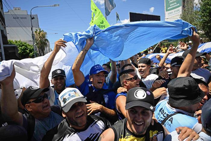 Integrantes de sindicatos y organizaciones sociales durante el paro nacional contra el gobierno de Javier Milei, el 24 de enero, en Avellaneda, provincia de Buenos Aires, Argentina. · Foto: Luis Robayo, AFP