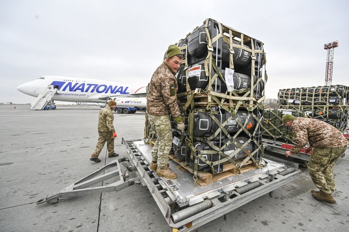 Militares Ucranianos reciben la entrega de misiles Estadounidense anti ataque FGM-148 Javelins, ayer en el aeropuerto Boryspil, de Kiev. Foto: Sergei SUPINSKY / AFP