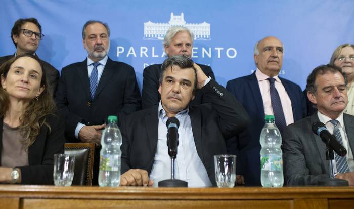 Carmen Sanguinetti, Carlos Camy y Guido Manini Ríos durante la conferencia de prensa de la coalición, en el Palacio Legislativo (01.12.2022). · Foto: .