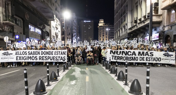 Marcha del Silencio, este lunes, en el centro de Montevideo. · Foto: Camilo dos Santos