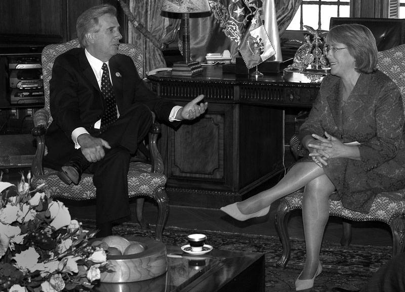 Tabaré Vázquez y Michelle Bachelet. (archivo, marzo de 2006)